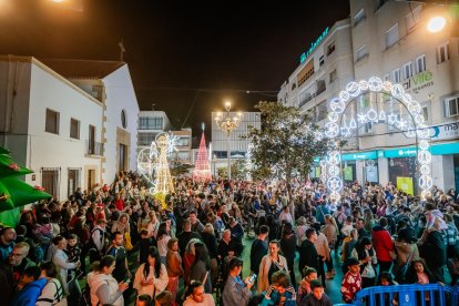 Roquetas de Mar inaugura sus luces de Navidad y su extensa programación festiva.