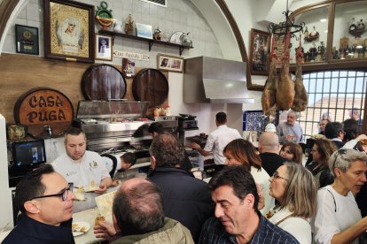 Ambiente lleno en el bar Casa Puga.