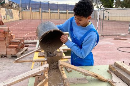 Los alumnos construyendo con sus propias manos.