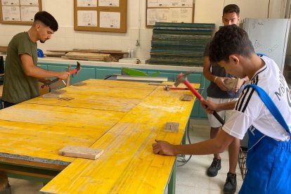 Los alumnos construyendo con sus propias manos.