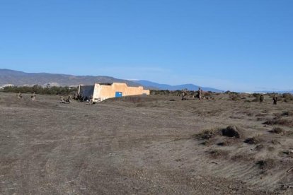 Maniobras militares en la playa de El Alquián.