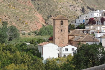Vista de la iglesia desde la carretera que da acceso a Darrícal.