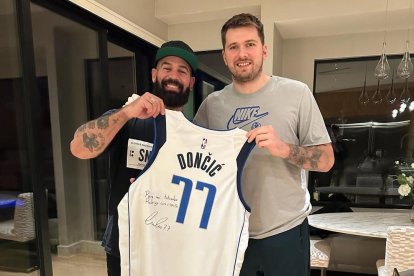 Rodrigo Gálvez con Luka Dončić.