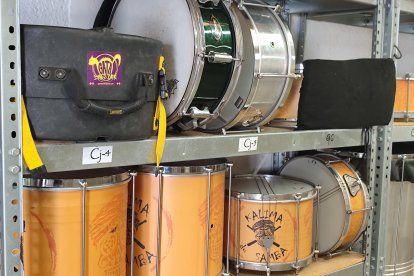 Instrumentos colocados con cuidado en una de las estanterías del local.