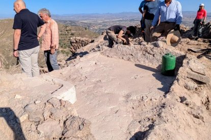 En primer término, el piso superior de una de las muchas 'celdas' que componen la edificación.