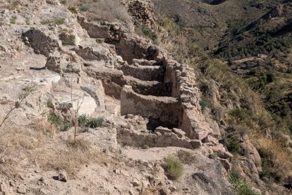 Hilera de celdas, a la derecha de la imagen, excavadas en Huércal-Overa.