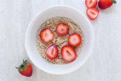 Cuenco con avena, fresas y leche