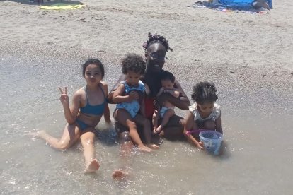 Hannah Addy con sus hijas en la playa.