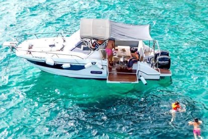 El Beneteau Flyer 9 de Incabodegata Charters, protagonistas de experiencias náuticas únicas en las aguas de Cabo de Gata.