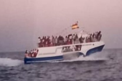 Uno de los barcos durante la procesión marítima.