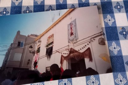 Fachada de la casa de Elisa Fuentes durante las fiestas de Santa Ana.