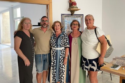 Elisa Fuentes y Ana Moya junto a algunos de los integrantes de la Mayordomía de Santa Ana y Ntra Sra del Carmen.