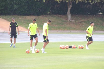 Melero, Édgar y Robertone calentando en el Anexo este jueves.