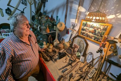 Manuel junto a las fotografías del anuncio con Manolo Escobar.