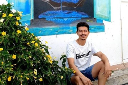 Felipe Rendón pinta su primer mural en La Alquería.