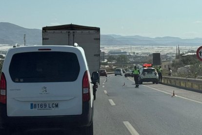 La Guardia Civil controlando el tráfico en la zona del incidente.