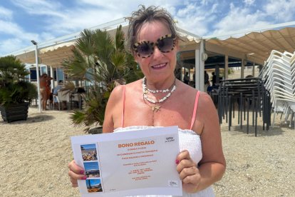 Paqui, de Francia residente en Garrucha, con su bono para el chiringuito Costa Tranquila en San Juan de los Terreros