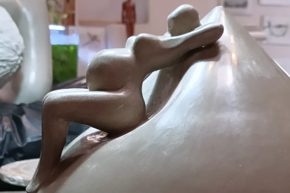 Una de las esculturas femeninas de Chloé Van der Mije