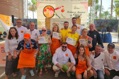 Los ganadores y finalistas del Concurso de Gastronomía posan con sus diplomas junto al jurado y los chefs colaboradores.