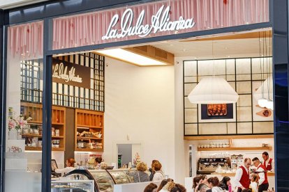 La Dulce Alianza del Centro Comercial Torrecárdenas con su vitrina de pasteles