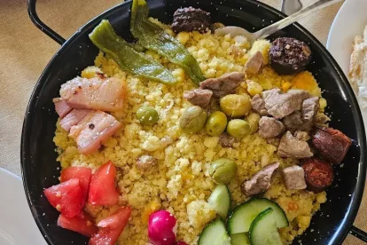 Paila de migas del Restaurante Tres Patas.