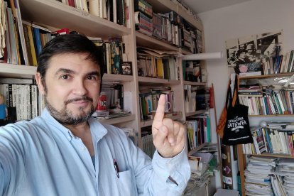 Adolfo Iglesias en su despacho.