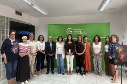 Magdalena Cantero, presidenta de la AECC en Almería, junto a pacientes oncológicas y al doctor Fiol en la rueda de prensa del viernes en la sede