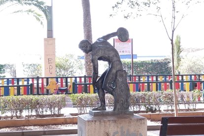 Discóbolo en el parque Nicolás Salmerón.