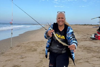 Cristina García con uno de los ejemplares que pescó.