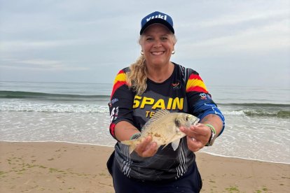 Cristina García con uno de los ejemplares que pescó.