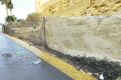 El ayuntamiento limpia el solar una vez al año para la cabalgata de Reyes.