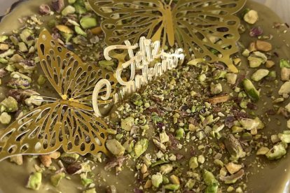 Tarta de cumpleaños elaborada en Flor de Queso