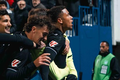 Chirino dirigiéndose a la afición rojiblanca tras marcar el segundo del Almería en Leganés.