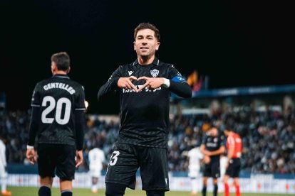 Embarba hizo otro gol que luego sería anulado por fuera de juego.