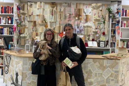 Dos clientes de la librería acompañados de su mascota