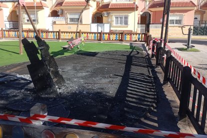 El parque ha sido precintado para evitar que los niños puedan accidentarse.