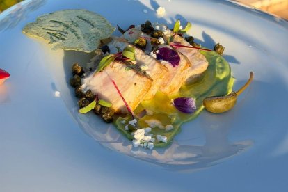 Pez Espada con mantequilla negra cítrica y alcaparras crujientes de Playa Serena.