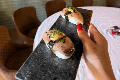 Pincho de Nigiri Espadón en La Lola Restobar.