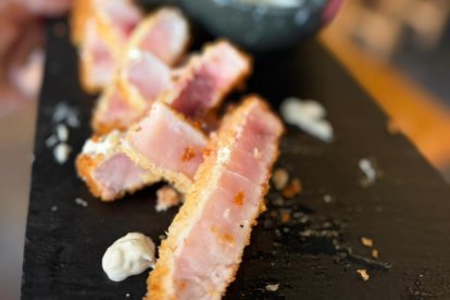 Crujiente de pez espada con salsa tártara de Bacus.