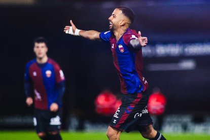 Hamza fue la pesadilla del Almería al margen del golazo de falta directa del 1-1.