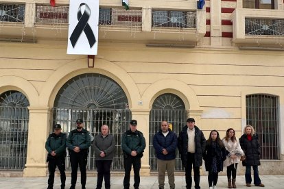 Autoridades y Fuerzas de Seguridad durante el minuto de silencio.