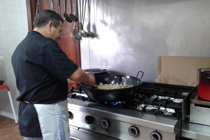 El cocinero de El Corrijillo preparando unas migas.