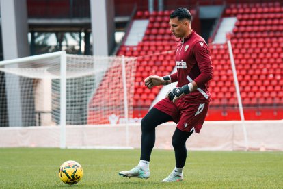Andrés Fernández es titular indiscutible en el Almería actual. Fernando e Iribarne esperan.