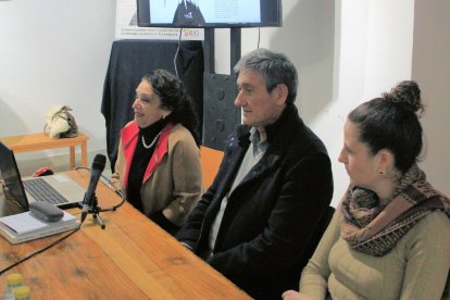Ana María Callejón junto al alcalde Manuel Cortes y concejal Patricia Berenguel.