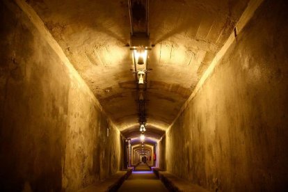 Interior de los Refugios de la Guerra Civil de archivo