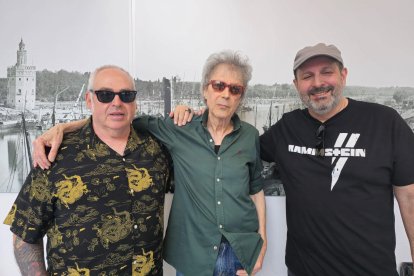Los almerienses Antonio J. García ‘Che’ y Ramón García rodean al desaparecido rockero sevillano Antonio Smash.