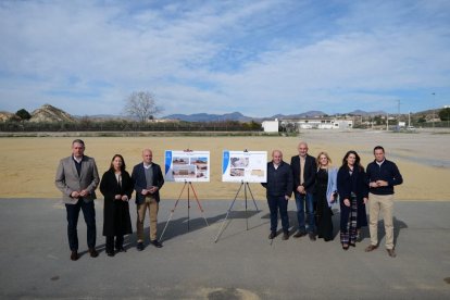 Autoridades en el lugar en el que se levantará el nuevo auditorio en el municipio de Albox.
