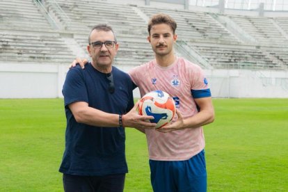 Francis Martín y José Enrique en el campo del Persik Kediri, en Indonesia.