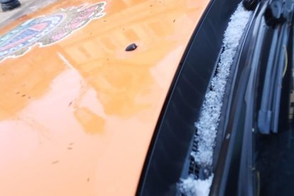 Restos de la granizada sobre un coche