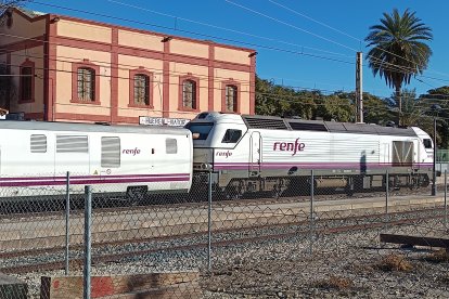 El Intercity en la estación de Huércal-Viator. La Mesa del Tren pide a Renfe que incorpore una segunda locomotora.